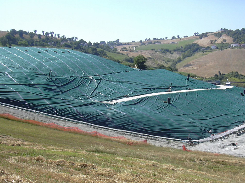 Copertura Con Telo Discarica Tolentino Copertura Con Telo Discarica Tolentino